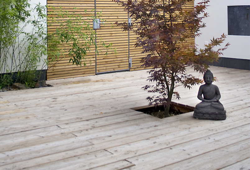 Gartenholzterrasse und Sichtschutz