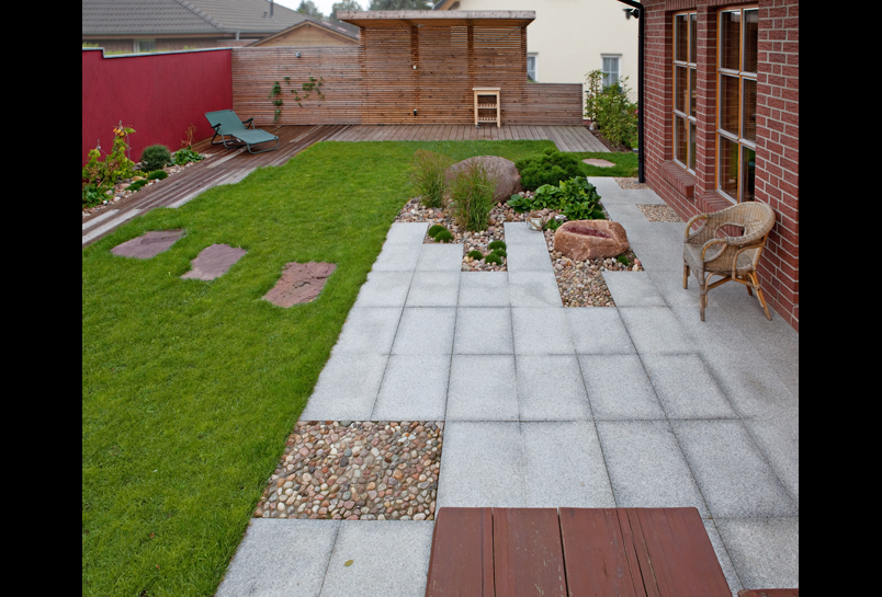 Gartenholzterrasse und Sichtschutz