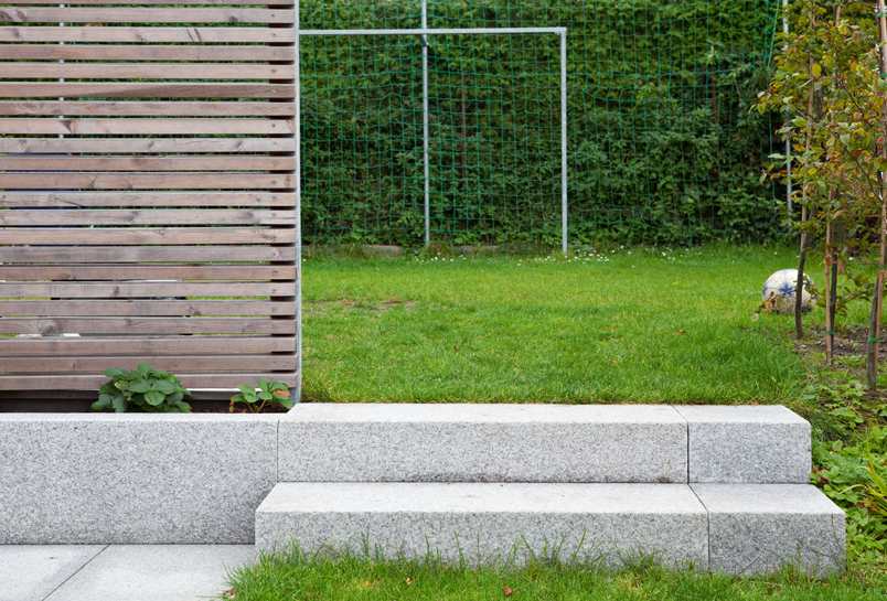 Gartenholzterrasse und Sichtschutz